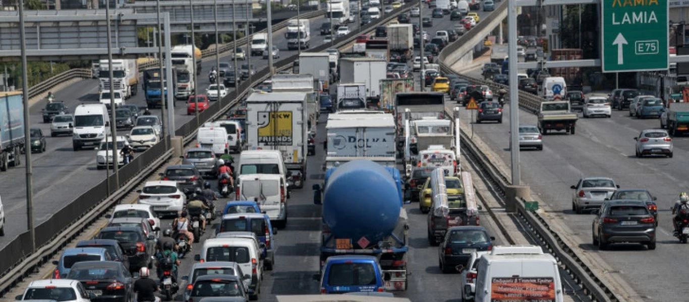 Στο «κόκκινο» η Αθηνών-Λαμίας λόγω δύο τροχαίων - Ταλαιπωρία για τους οδηγούς (φωτο)